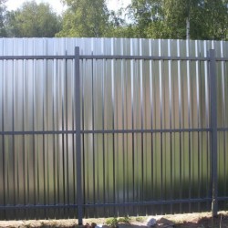 Забор из профлиста MG Высотой 2,5 м.